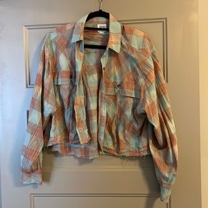(Make a reasonable offer and it’s yours) 
Cute cropped flannel from BDG.